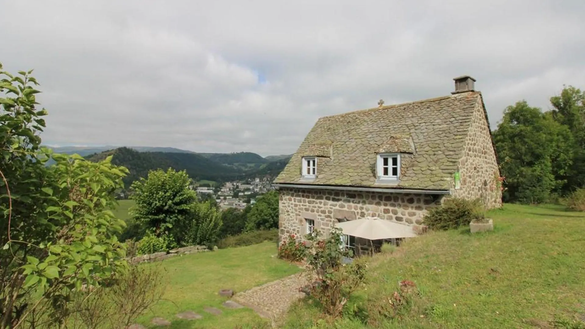 Charmante Maison Au Coeur Du Parc Des Volcans D'Auvergne, Ideale Pour 4 Pers Avec Cheminee Et Jardin - Fr-1-742-371 Villa Albepierre-Bredons 0*,